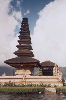 De Pura Ulan Danu Bratan tempel bij Lake Bratan (Bali). (Indonesië - 2003)